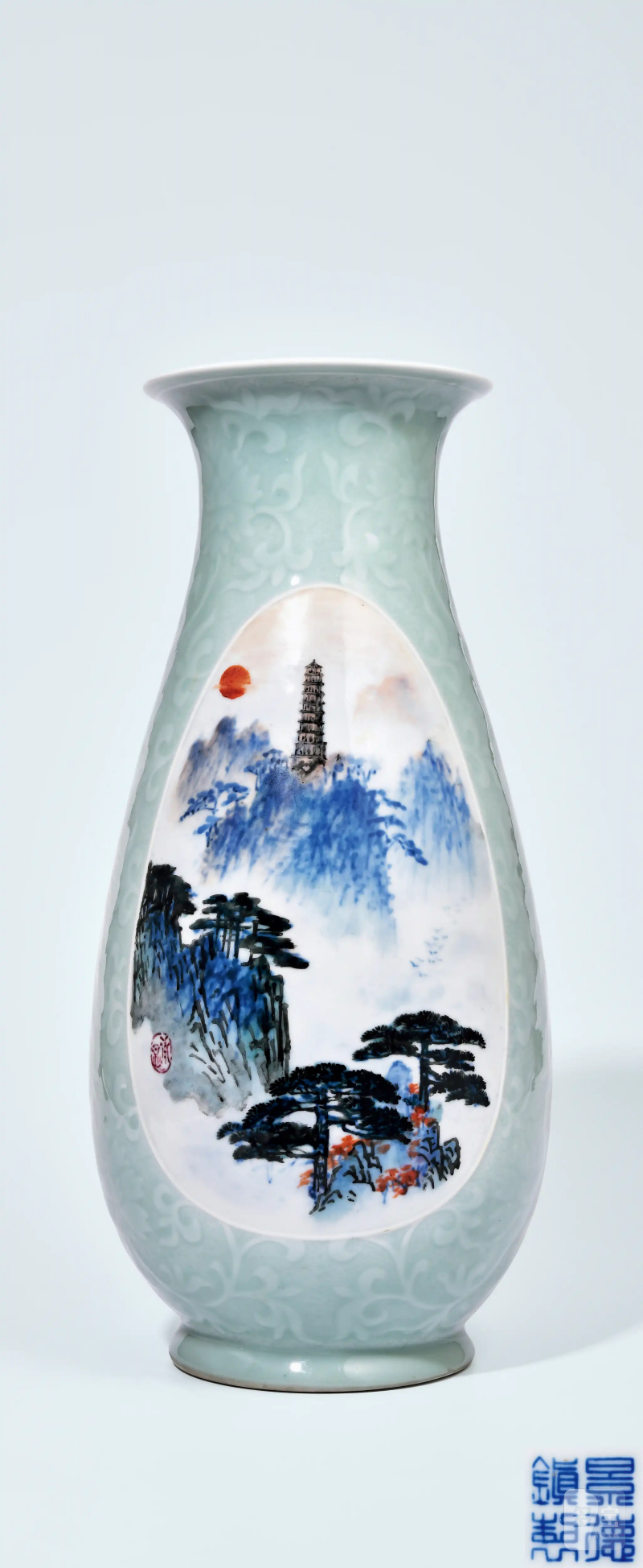 1960年作 王承显青釉开光青花斗彩山水图琵琶瓶 - 图1